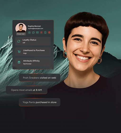 Mujer morena cabello corto en negro observa montañas verdes con diagrama Customer Journey superpuesto.