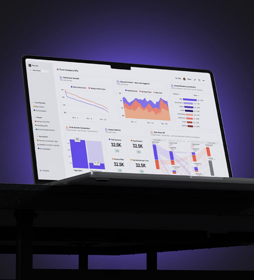 Laptop plateada exhibe dashboard análisis Mixpanel sobre fondo tenue matiz morado.