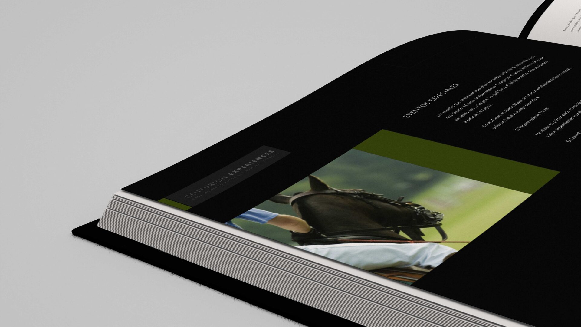 Primer plano del Black Book de American Express Centurion abierto, revelando ilustración de un jockey montando caballo elegante.