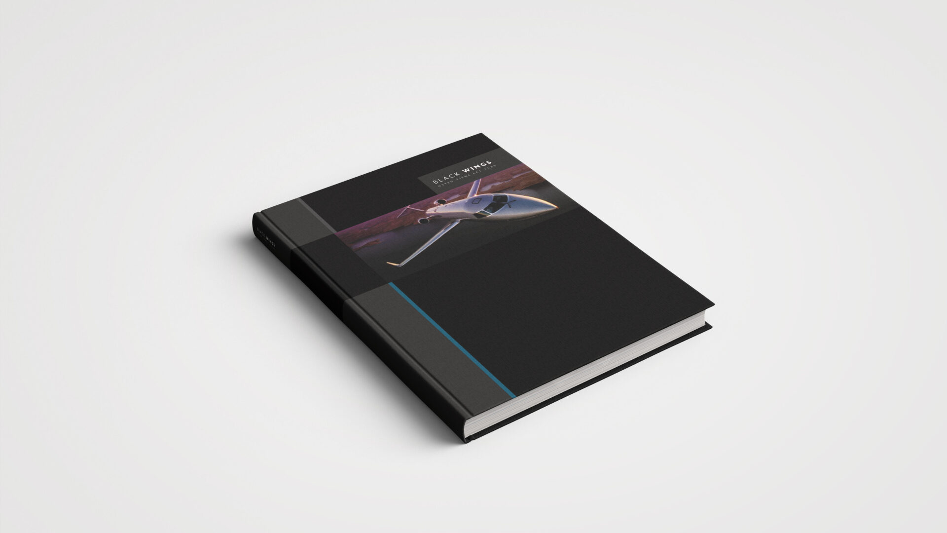 Edición Black Wings del Black Book de American Express Centurion Card sobre fondo blanco impecable.