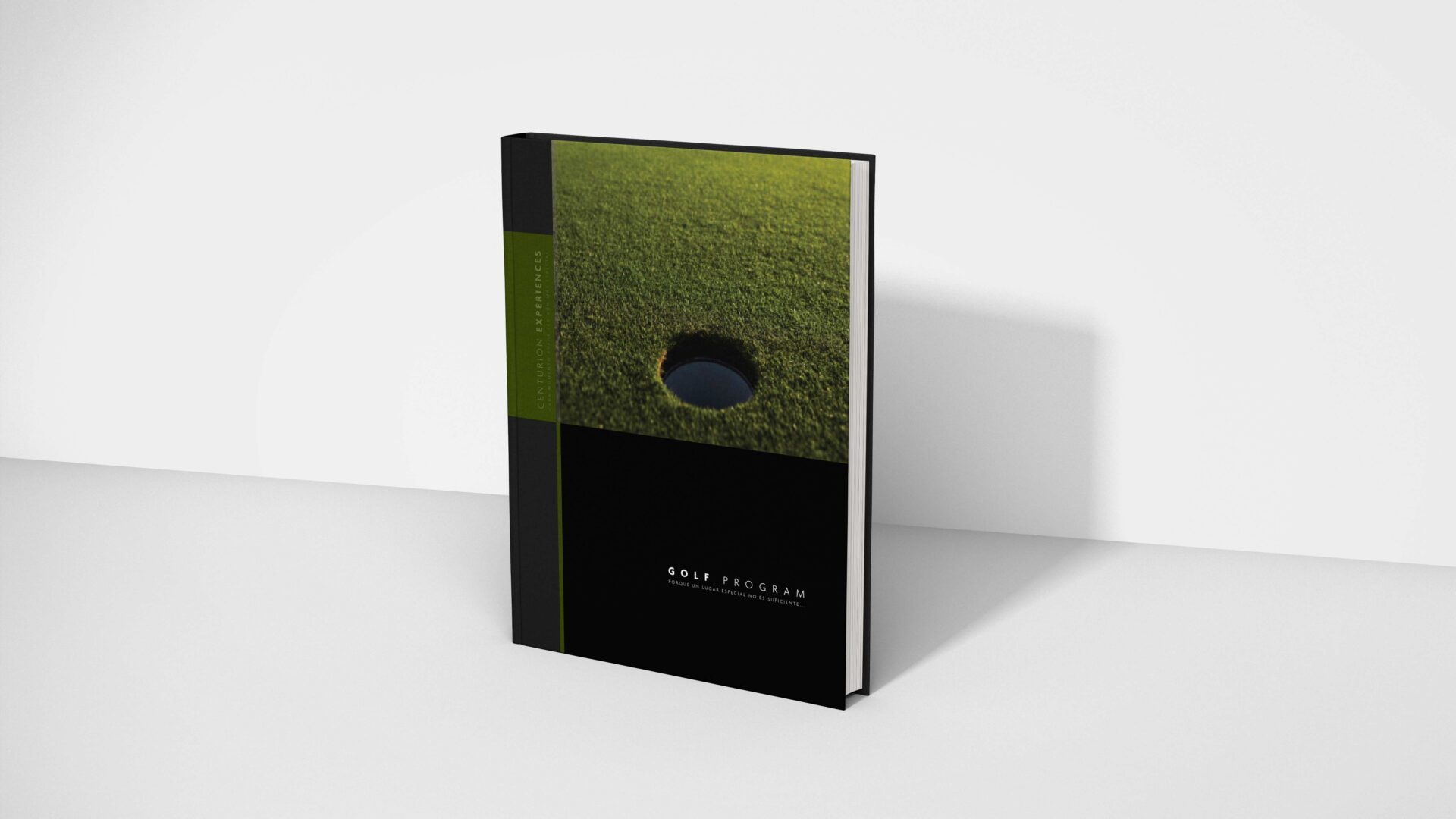 Edición Golf Program del Black Book de American Express Centurion Card sobre fondo blanco minimalista.
