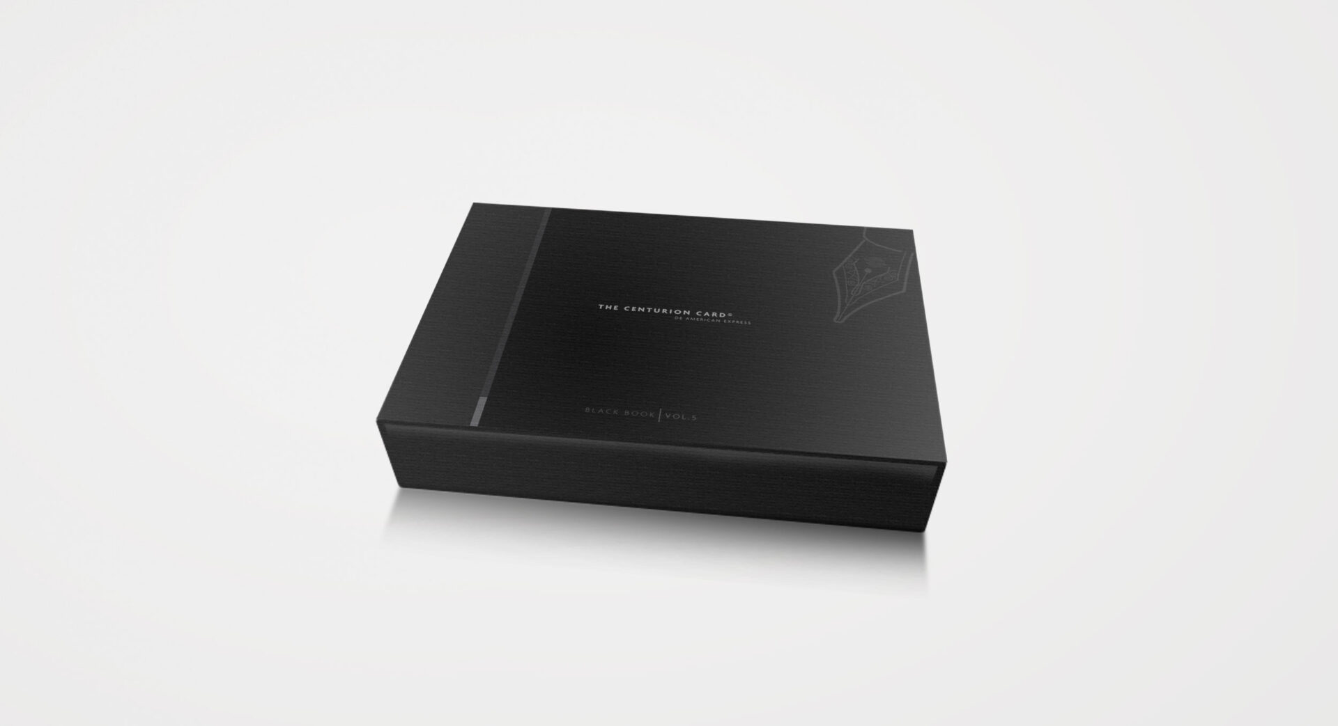 Caja elegante negra para la campaña Black Book de American Express Centurion Card, creada por Carbono Agencia de Branding, sobre fondo blanco.