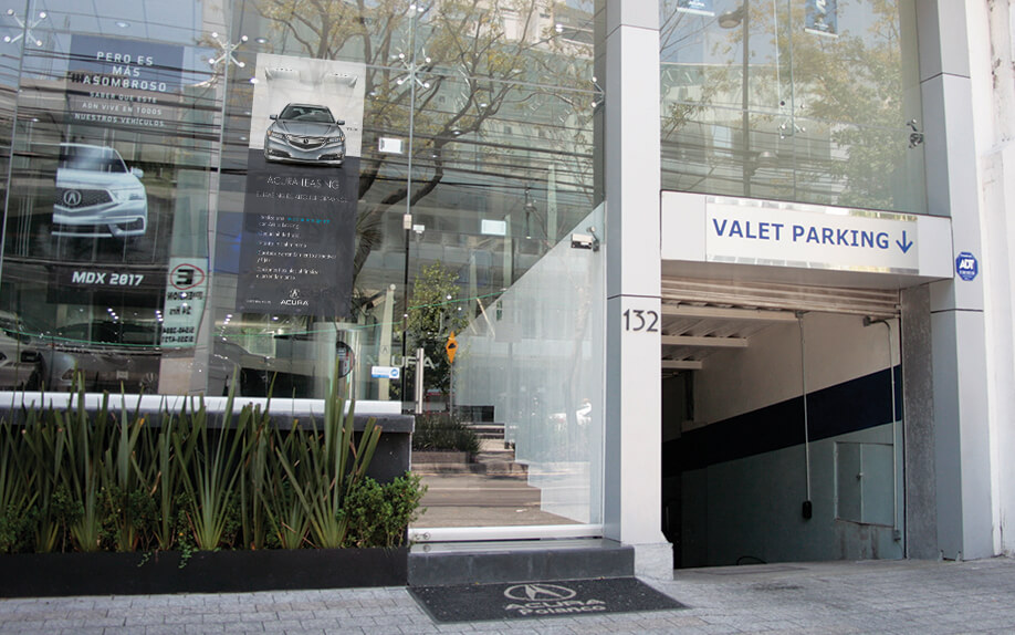 Vista exterior del distribuidor Acura Polanco con publicidad de la campaña Leasing Acura en su cristal frontal.