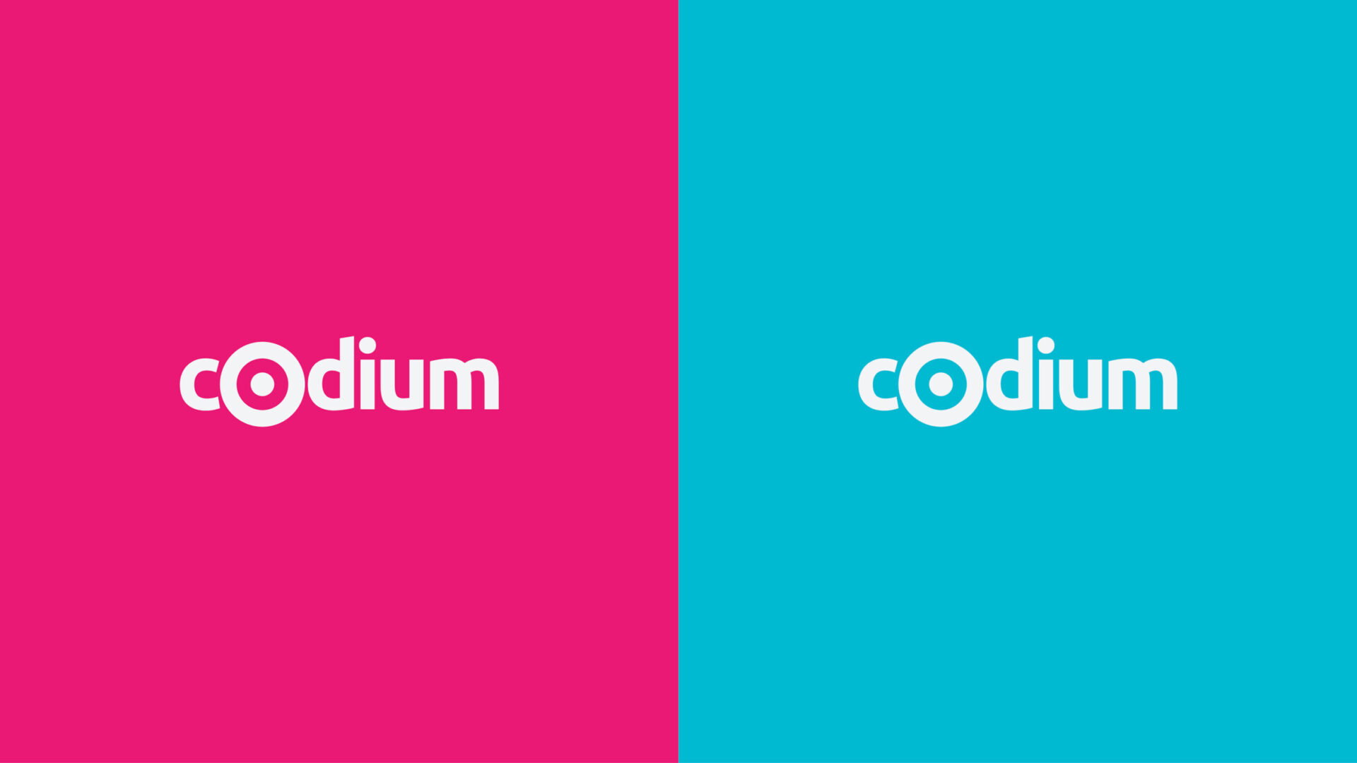 Logotipo de CODIUM aplicado sobre fondo rosa y fondo azul, desarrollado por Carbono Agencia.
