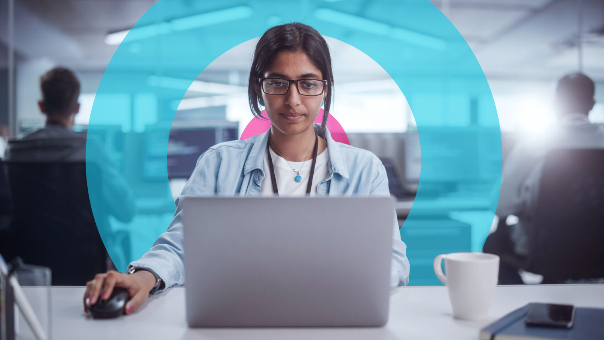 Staff mujer joven de CODIUM trabajando en laptop, imagen corporativa de branding por Carbono Agencia