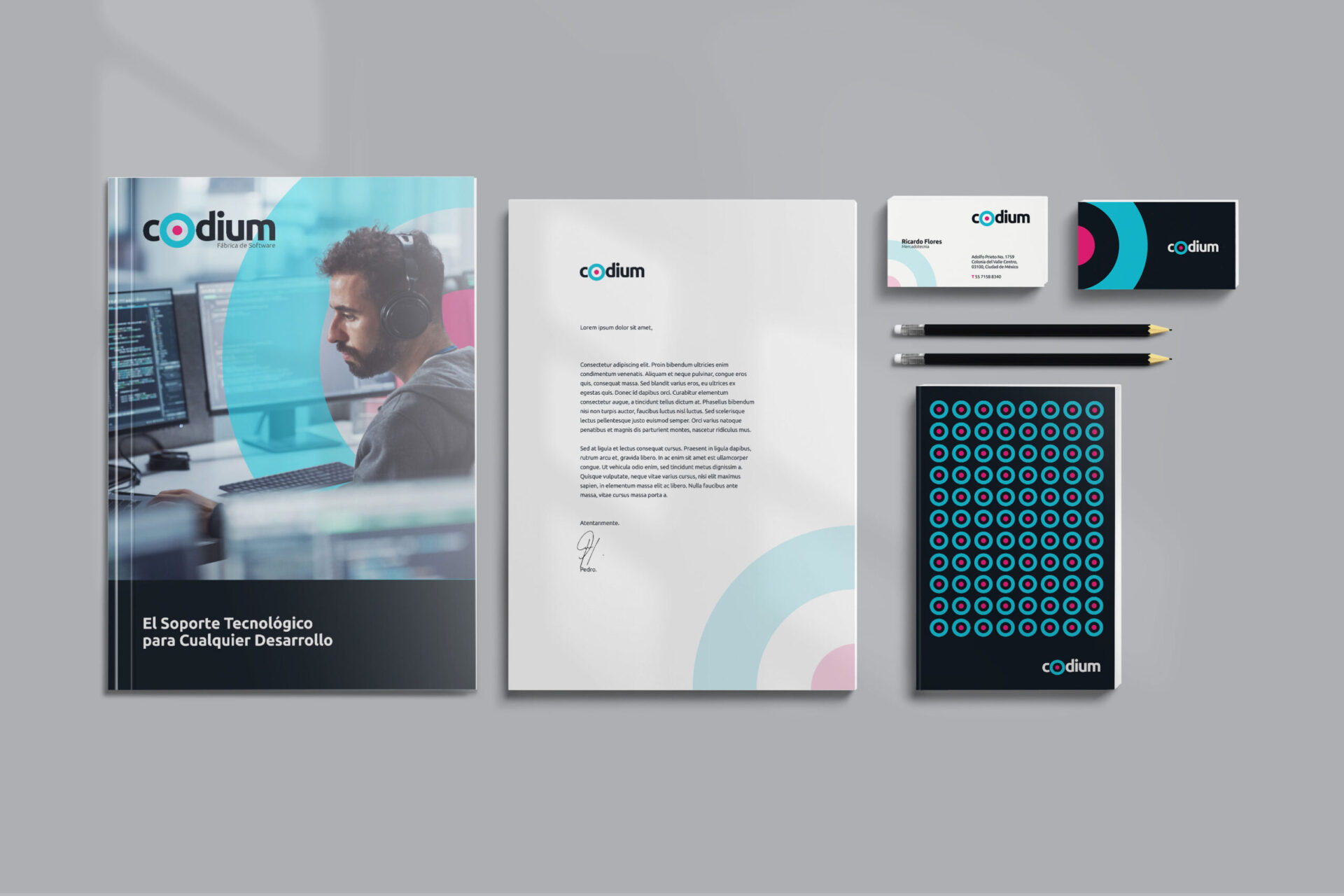 Branding para CODIUM por Carbono Agencia, aplicado en artículos de papelería de la marca.