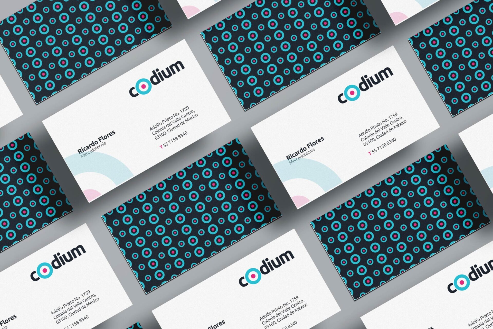 Branding para CODIUM por Carbono Agencia, aplicado en tarjetas de presentación de la marca