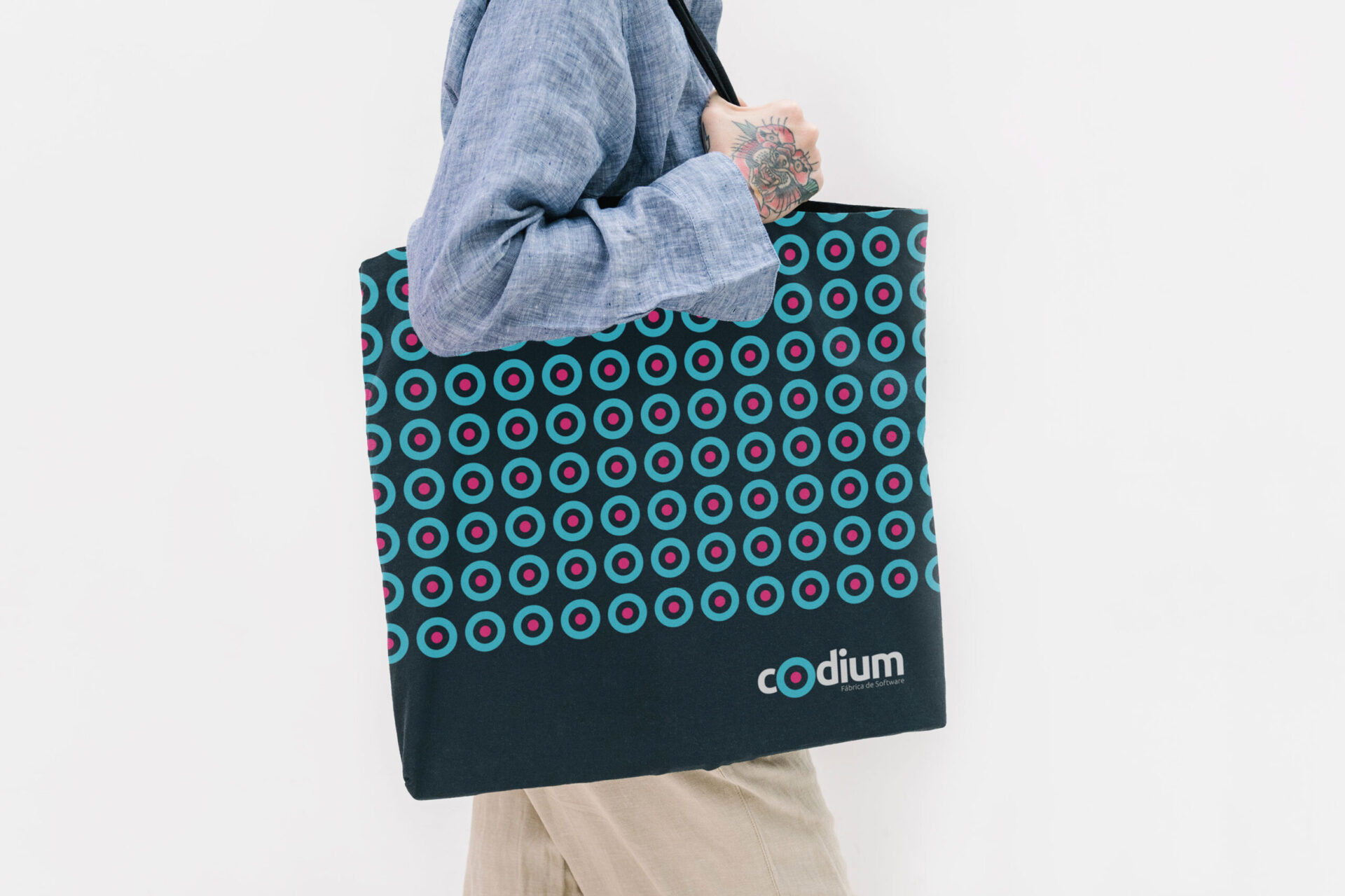 Branding para CODIUM por Carbono Agencia, aplicado en tote bag con fondo negro