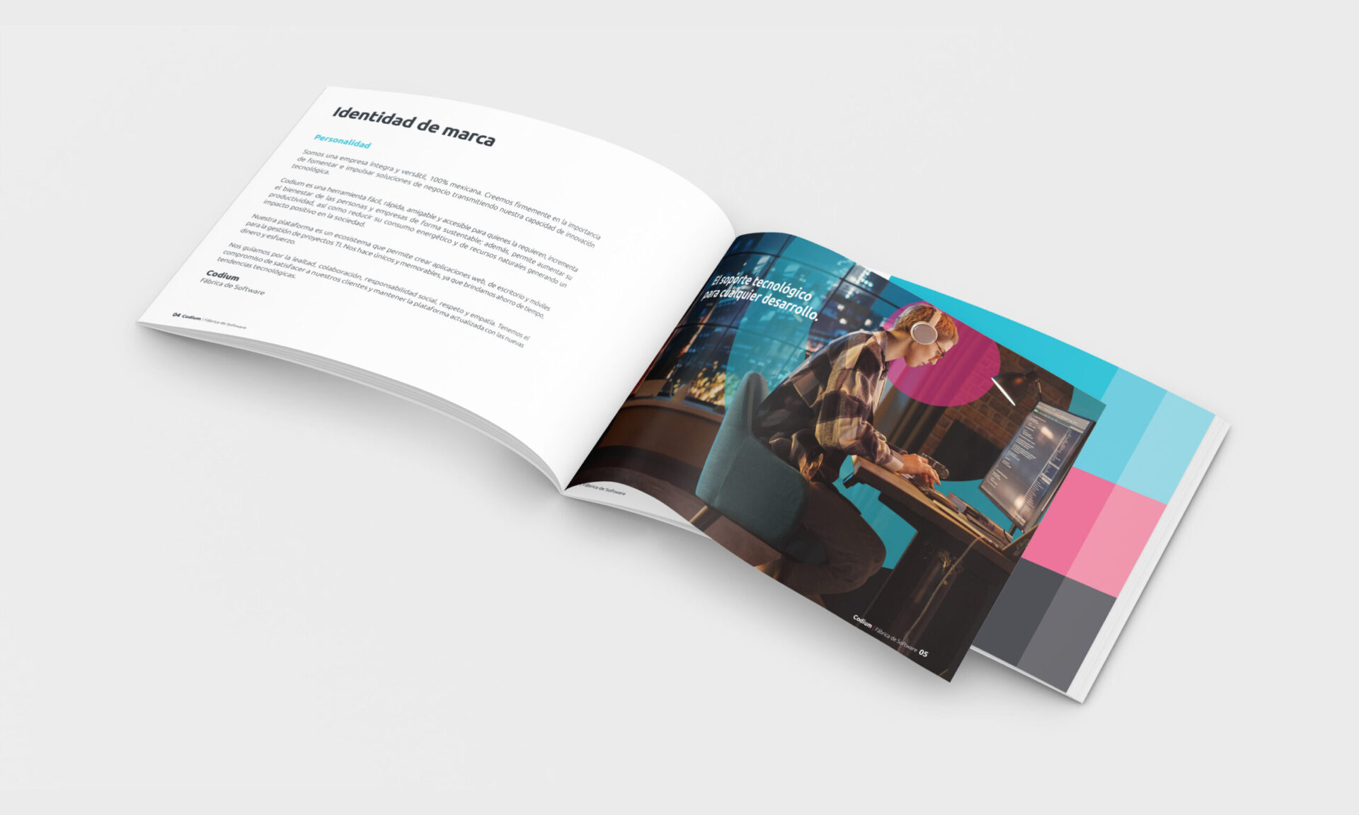 Branding para CODIUM por Carbono Agencia, aplicado en revista impresa con identidad visual de marca