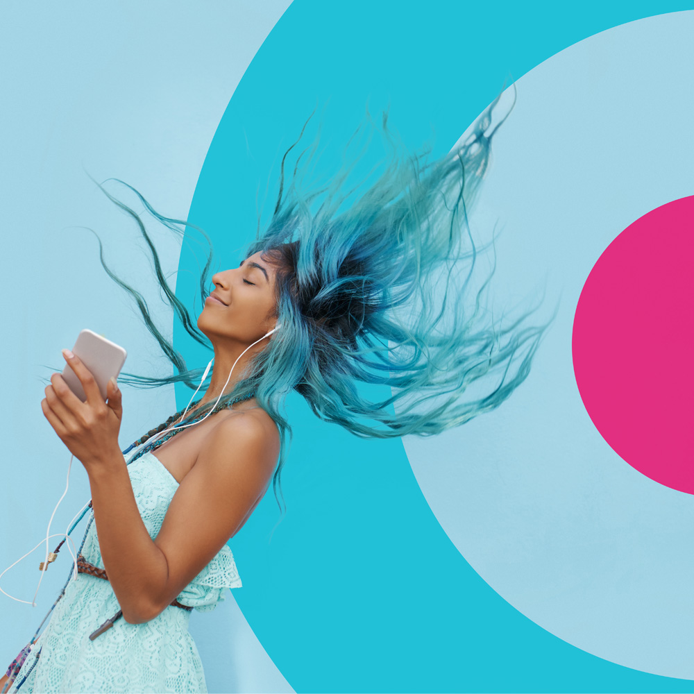 Mujer joven con cabello azul escuchando música, sobre fondo de logotipo de CODIUM, branding por Carbono Agencia
