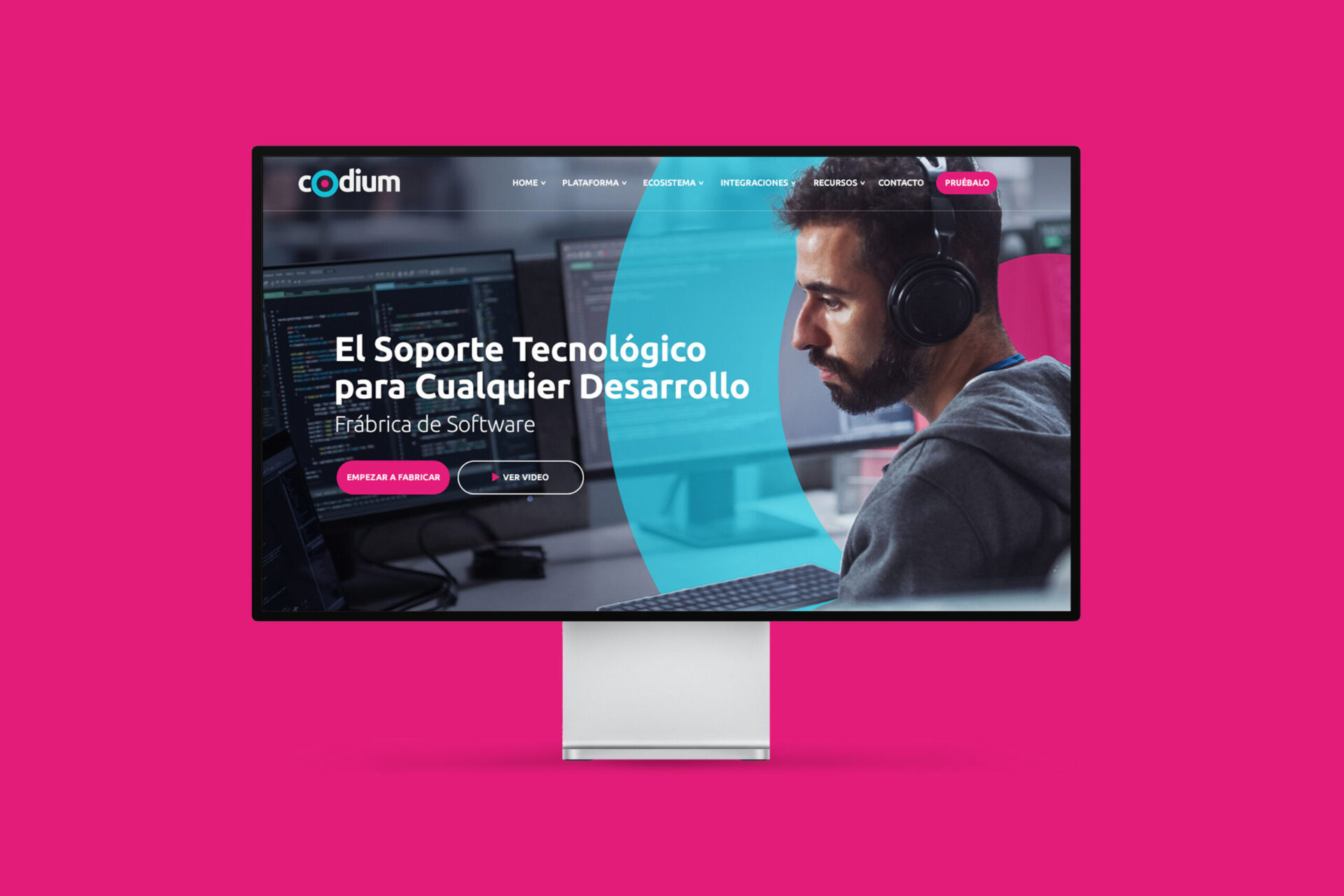 Branding para CODIUM por Carbono Agencia, con monitor mostrando la aplicación en sitio web