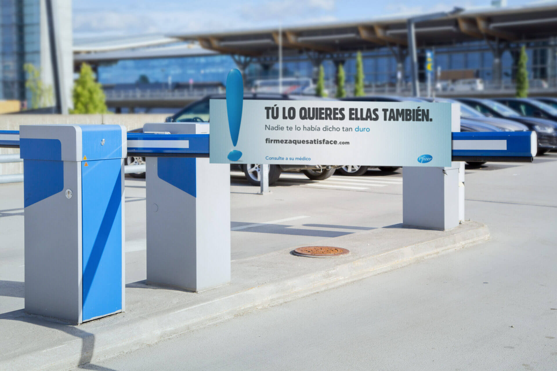 Publicidad OOH en estacionamiento Viagra Pfizer por Carbono agencia.